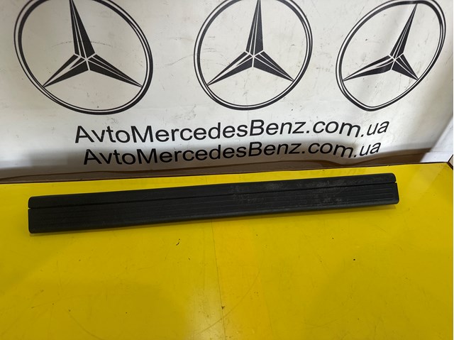 Накладка дверного порогу внутрішня, передня права A2046860036 MERCEDES
