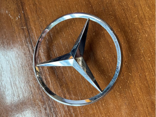 Фірмовий значок на кришку багажника A2047580058 MERCEDES