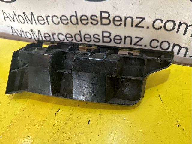 Кронштейн бампера заднього, зовнішній правий A2048800603 MERCEDES