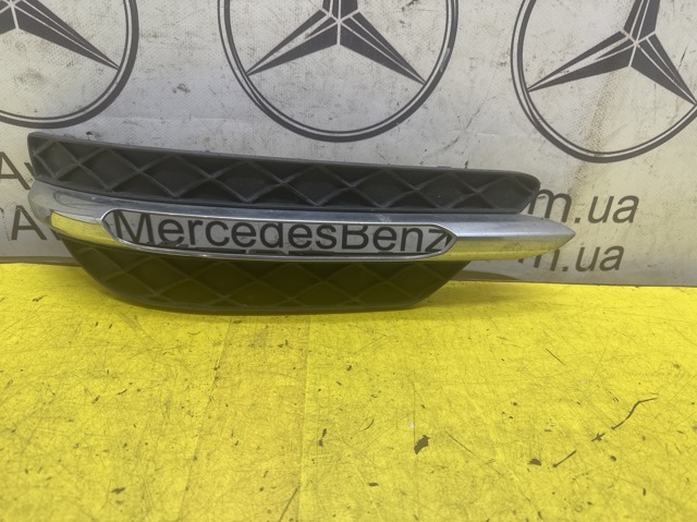 Решітка протитуманних фар ліва A2048803224 MERCEDES
