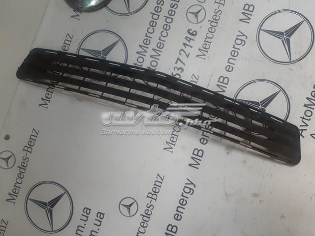 Решітка переднього бампера, центральна A2048850023 MERCEDES