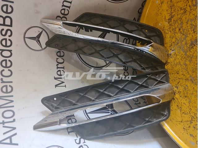 Решітка переднього бампера, ліва A2048851353 MERCEDES