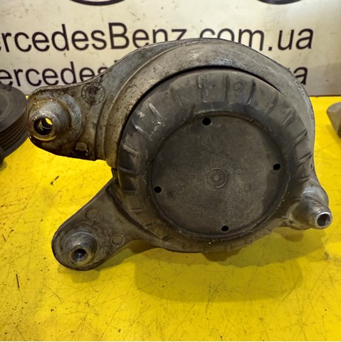 Подушка (опора) двигуна, права передня A2052400300 MERCEDES