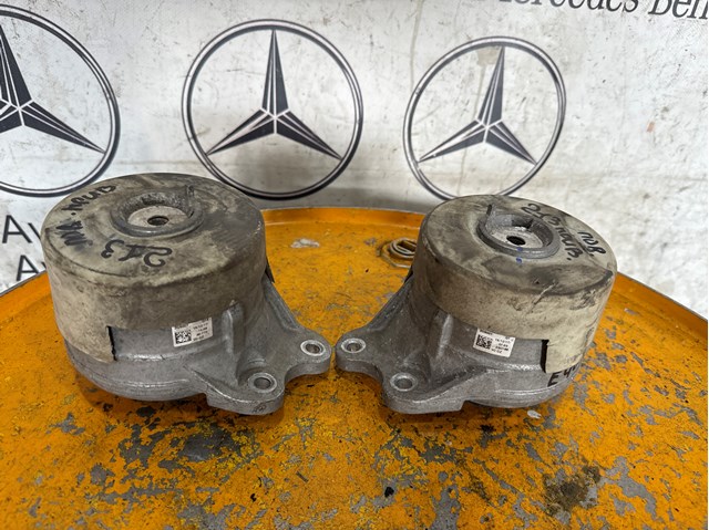 Подушка (опора) двигуна, ліва A2052401000 MERCEDES