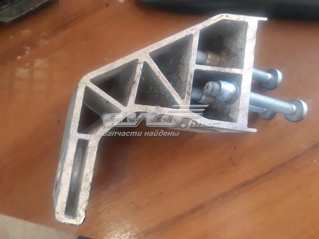 Кронштейн радіатора нижній A2055014120 MERCEDES