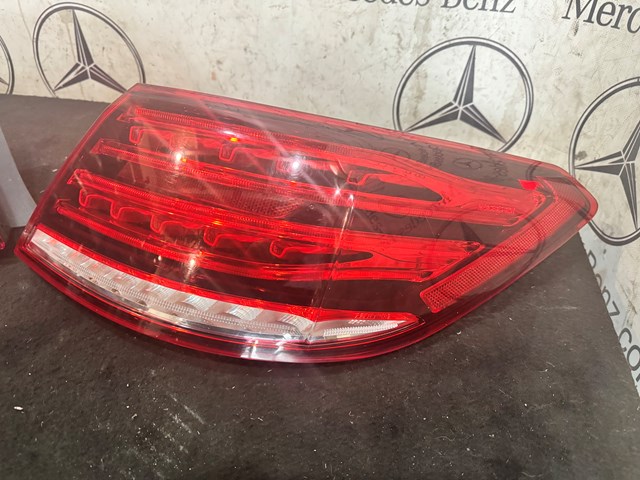 Задній правий зовнішній ліхтар A2079063400 MERCEDES