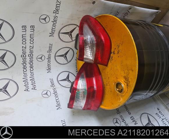 Задній правий зовнішній ліхтар A2118201264 MERCEDES
