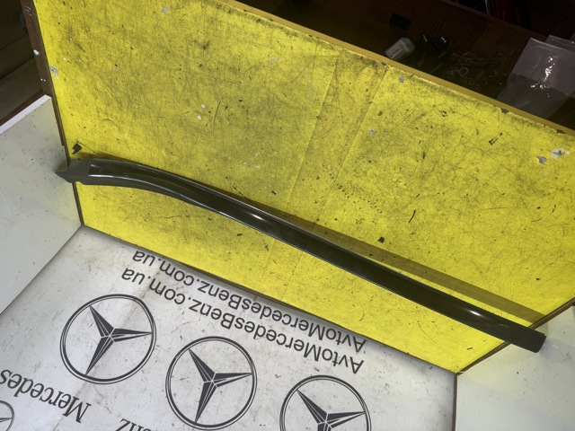 Молдинг лобового скла, правий A2136901282 MERCEDES