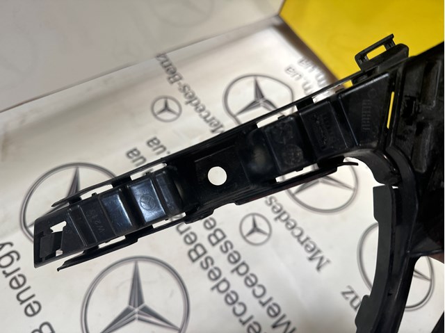 Лівий кронштейн кріплення бампера заднього A2138850365 MERCEDES