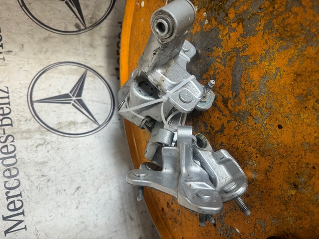 Петля водійських дверей A2187200637 MERCEDES