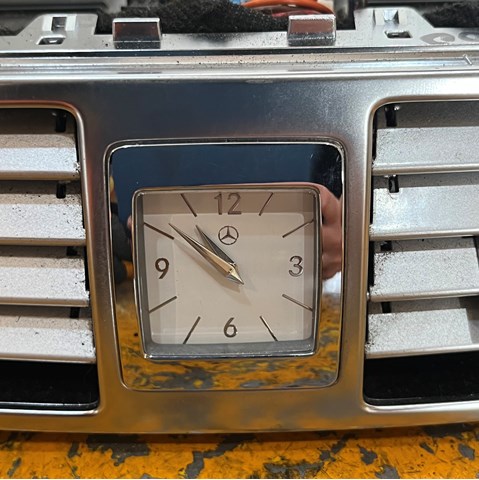 Годинники в салон, на панелі A2188270070 MERCEDES