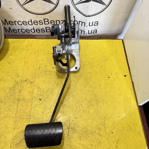 Педаль гальма A2422902600 MERCEDES