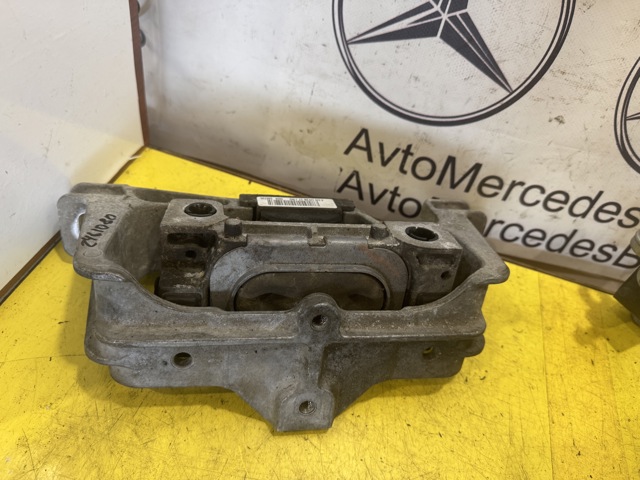 Права опора двигуна A2462402617 MERCEDES
