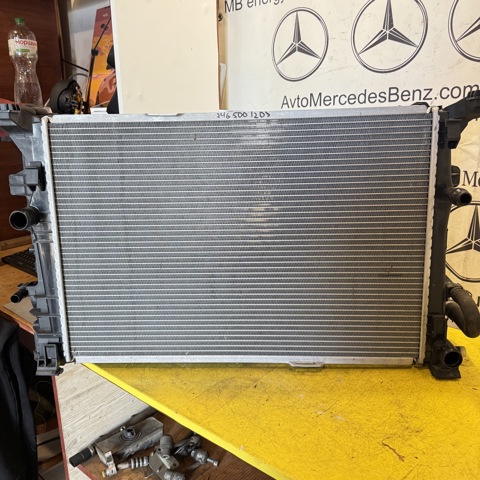 Радіатор системи охолодження двигуна A2465001203 MERCEDES