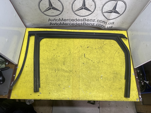 Направляюча скла рамки двері, заднього ліва A2467350700 MERCEDES