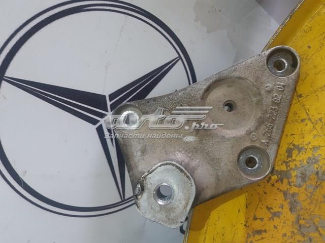 Кронштейн подушки (опори) двигуна, правої A2662230204 MERCEDES