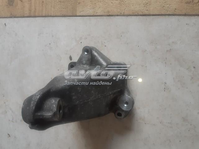 Кронштейн подушки (опори) двигуна, лівої A2712230904 MERCEDES