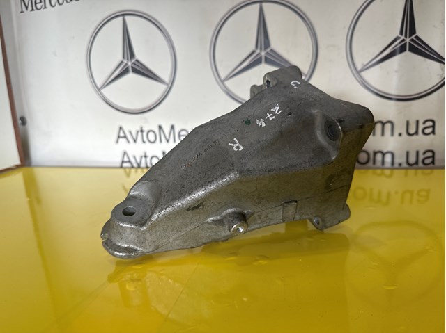 Кронштейн подушки (опори) двигуна, правої A2742231004 MERCEDES
