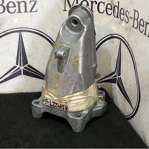Кронштейн подушки (опори) двигуна, лівої A2742234600 MERCEDES