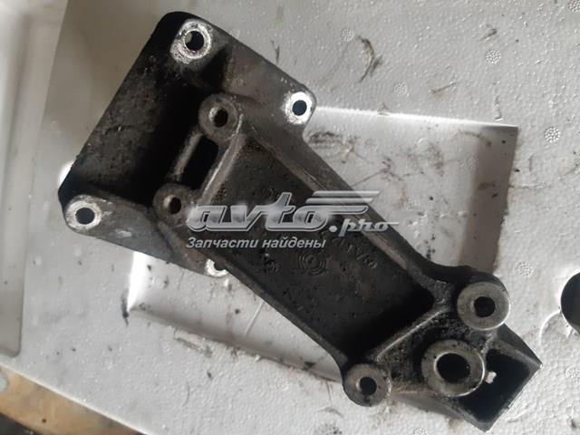 Кронштейн подушки (опори) двигуна, лівої A6122230004 MERCEDES