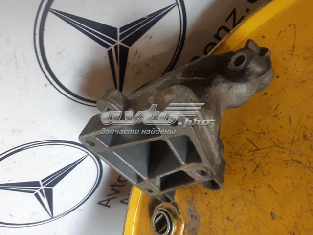 Кронштейн подушки (опори) двигуна, правої A6422230304 MERCEDES