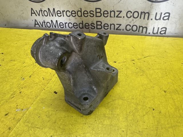 Кронштейн подушки (опори) двигуна, лівої A6422236304 MERCEDES