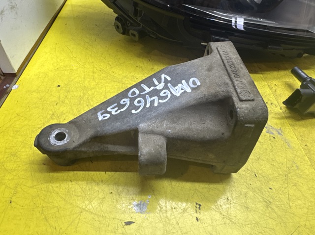 Кронштейн подушки (опори) двигуна, правої A6462230204 MERCEDES