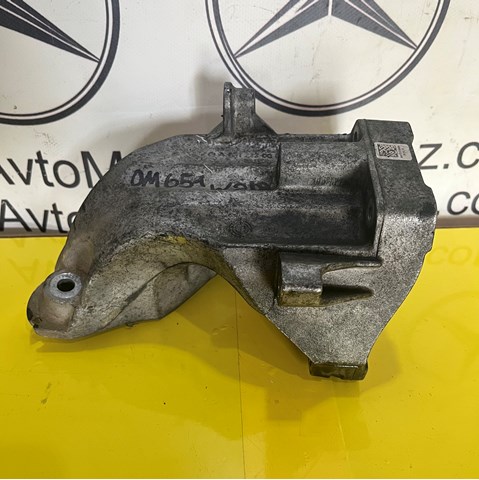 Кронштейн подушки (опори) двигуна, лівої A6512230004 MERCEDES