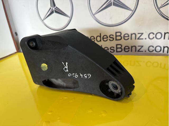 Кронштейн подушки (опори) двигуна, правої A6542230100 MERCEDES