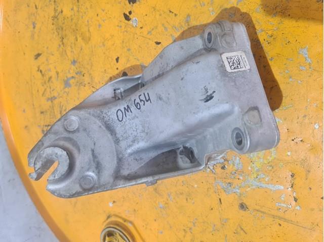 Кронштейн подушки (опори) двигуна, лівої A6542232900 MERCEDES