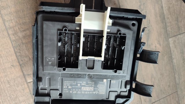 Блок управління бортової мережі 1EA937089AA VAG