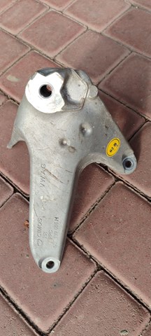 Кронштейн подушки (опори) двигуна, правої 4KE199606H VAG