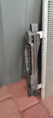 Кронштейн радіатора лівий 5QE121068A VAG