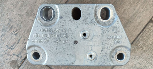 Кронштейн подушки (опори) двигуна, правої 5QE199588B VAG