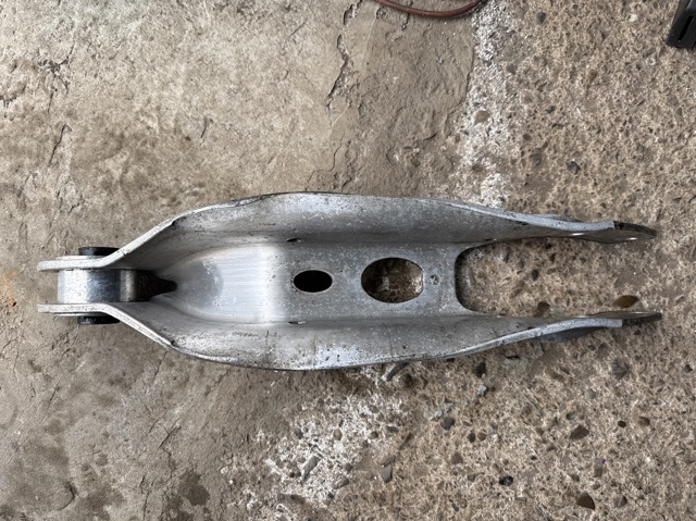 Балансир задній нижній 4M0505311G VAG