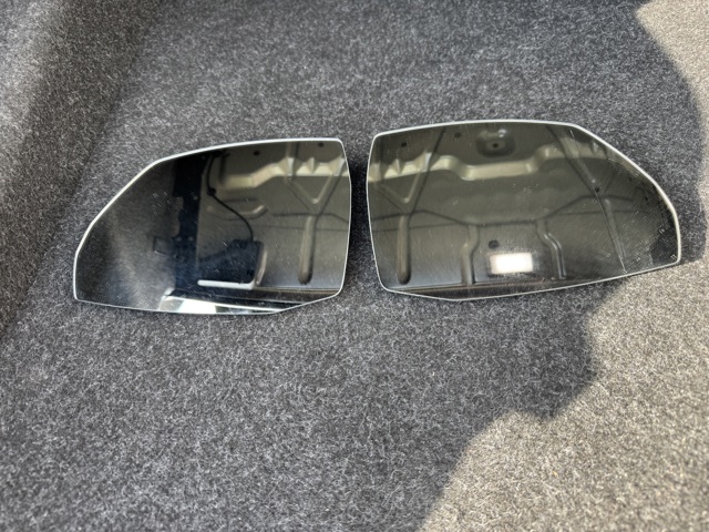 Дзеркальний елемент правий 4M0857536B VAG