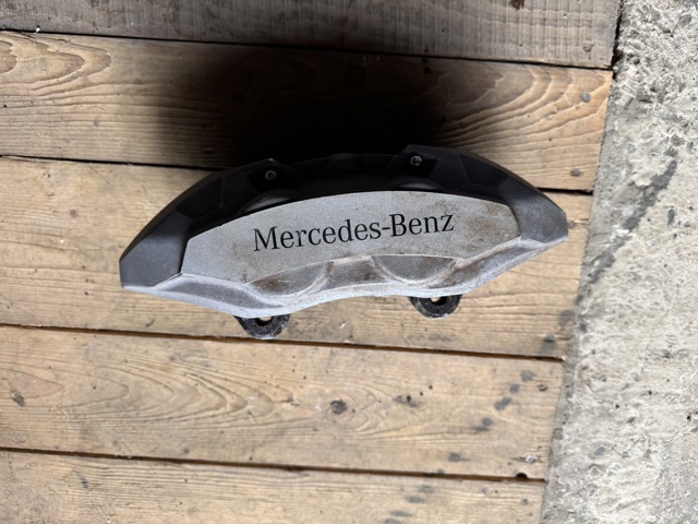 Супорт гальмівний, передній, правий A0004210100 MERCEDES