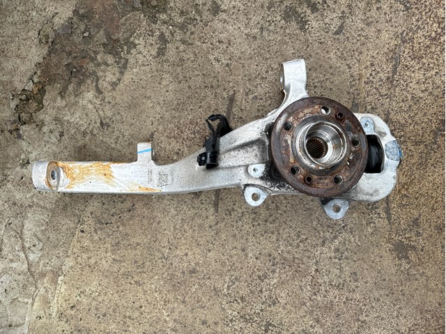 Цапфа поворотна права A1663301020 MERCEDES