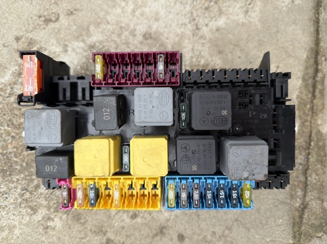Коробка запобіжників A1669068201 MERCEDES