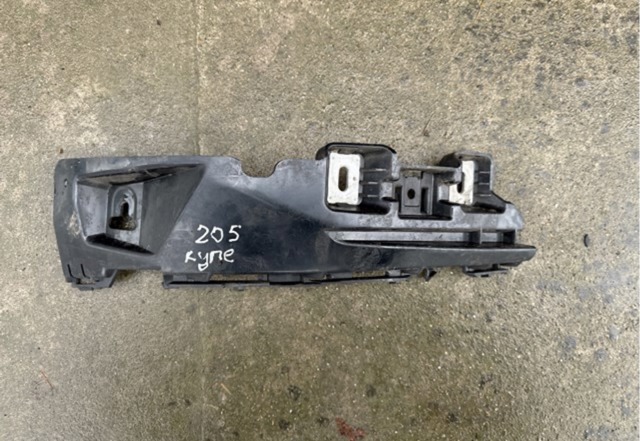 Кронштейн бампера заднього, правий A2058852265 MERCEDES