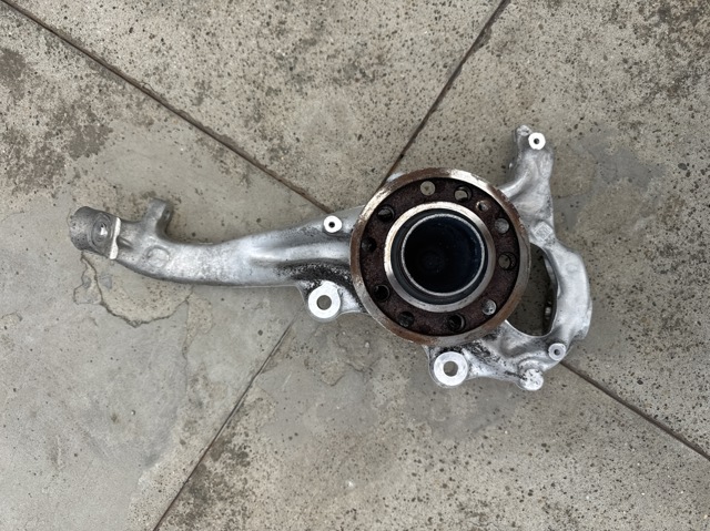Цапфа поворотна права A2063320200 MERCEDES