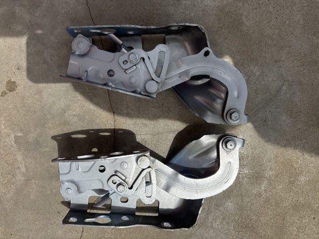 Петля капота, права A2138800228 MERCEDES