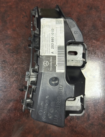 Кронштейн бампера заднього, правий A2538801003 MERCEDES