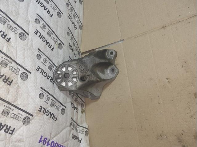 Кронштейн подушки (опори) двигуна, лівої 7L6199307A VAG