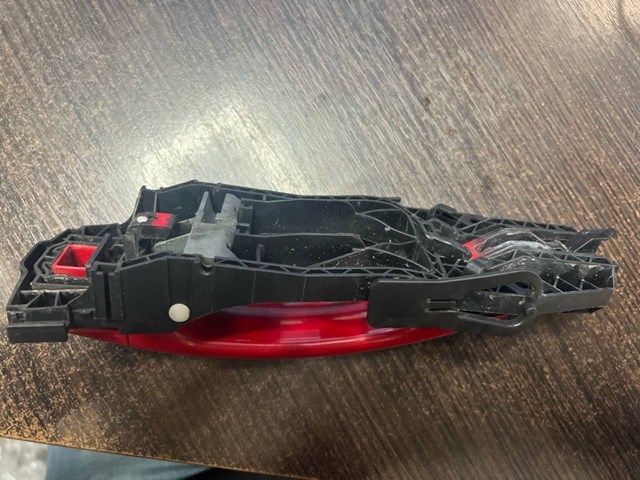 Ручка правих дверей зовнішня 8V0839885 VAG
