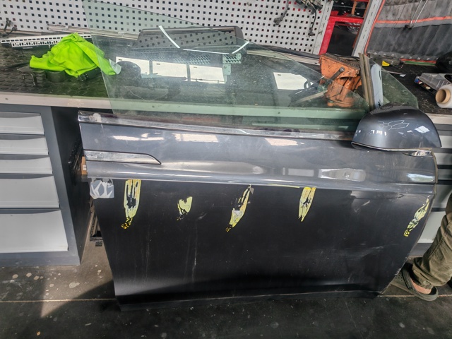Дверка передня права 1069536E0C Tesla Model