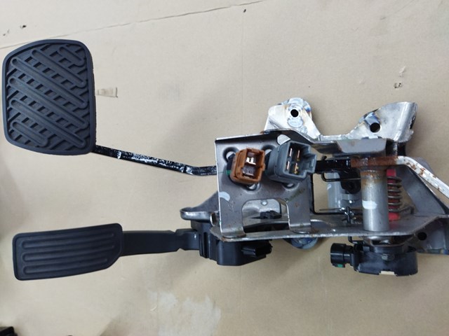 Підаль газу 180024AF0A NISSAN