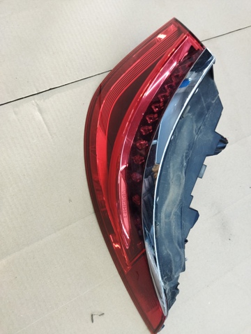 Задній правий зовнішній ліхтар 2239062400 MERCEDES