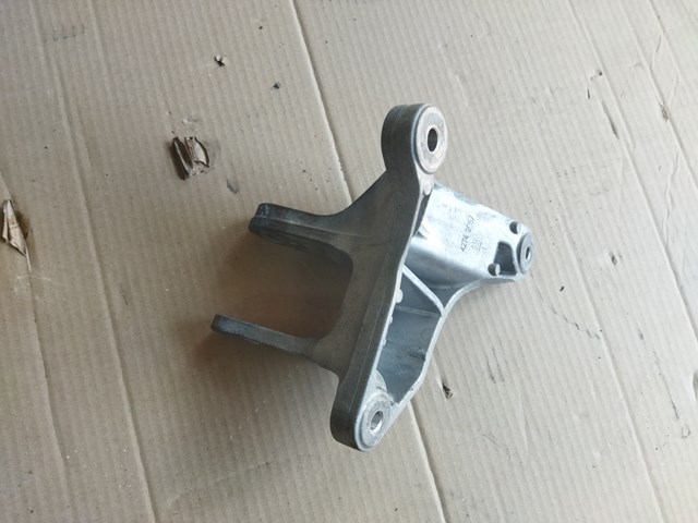 Кронштейн подушки (опори) двигуна, задньої 42749057 GM