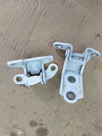 Петля задніх лівих дверей 6876020122 TOYOTA